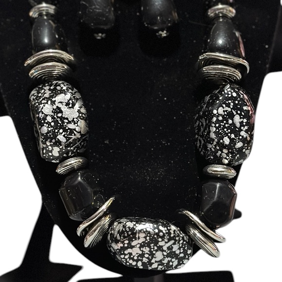 Transform Your Look with In Good Glazes: Black Stone Necklace & Earring Set - Picture 7 of 7
